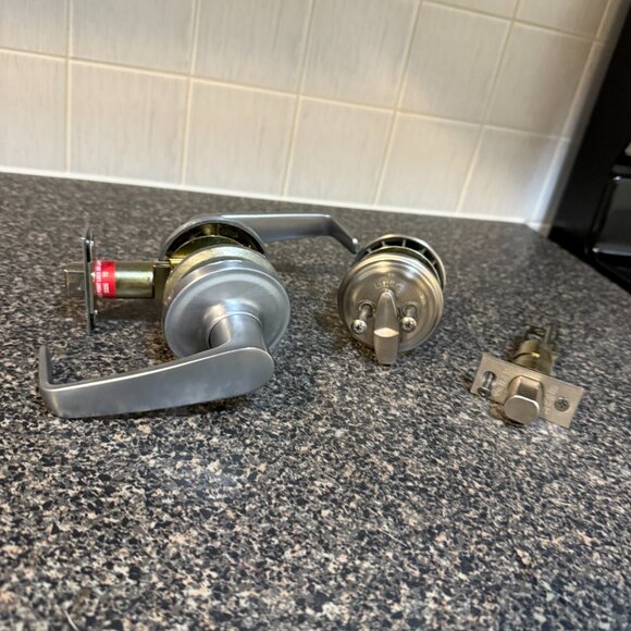 Weiser Exterior Door Handle and Deadbolt. - Picture 5 of 6